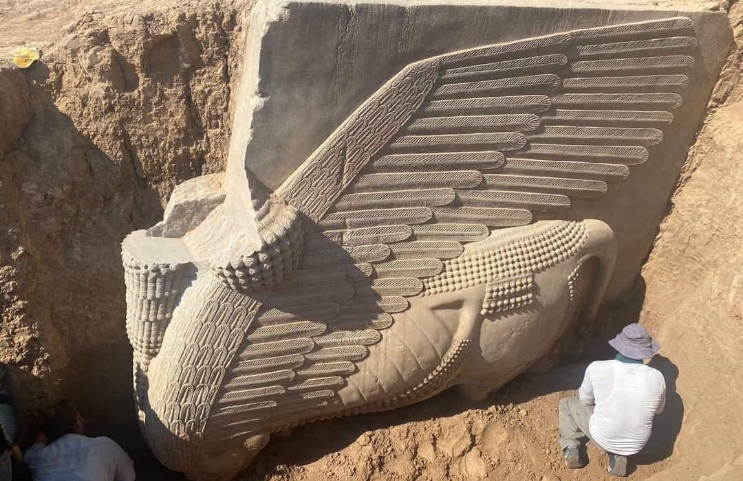 بیرون آمدن نقش برجسته گاو بالدار ۲۷۰۰ ساله