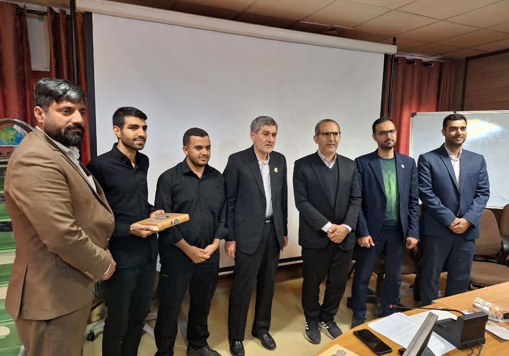 دانشجو باید در کنار علم اهل سیاست باشد