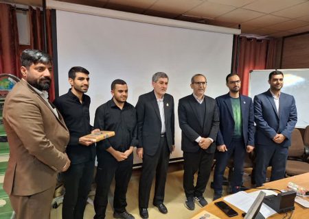 دانشجو باید در کنار علم اهل سیاست باشد