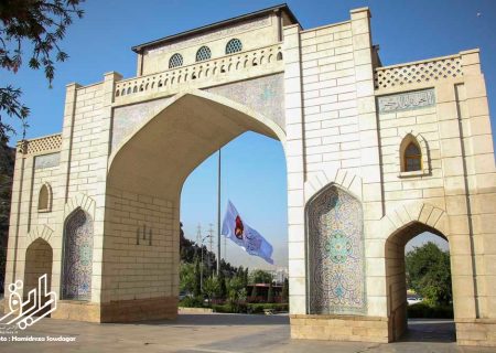 اهتزاز بزرگترین پرچم کنگره ۱۵ هزار شهید استان فارس