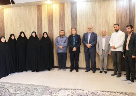 تکریم از همسران شهدای استان فارس و شیراز با شاخه گل و هدایا