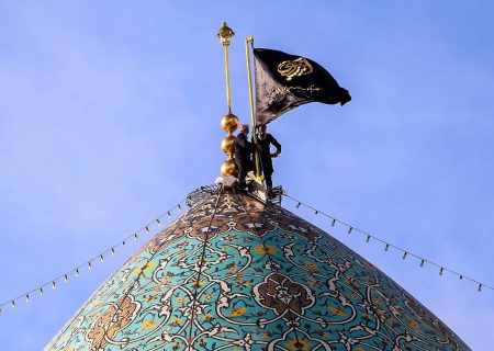 پرچم عزای حسینی بر فراز گنبد حرم حضرت شاهچراغ علیه اسلام