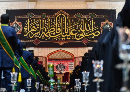 آیین لالهگردانی خدام حرم مطهر حضرت شاهچراغ علیه السلام در شام شهادت حضرت زهرا (سلام الله علیها)