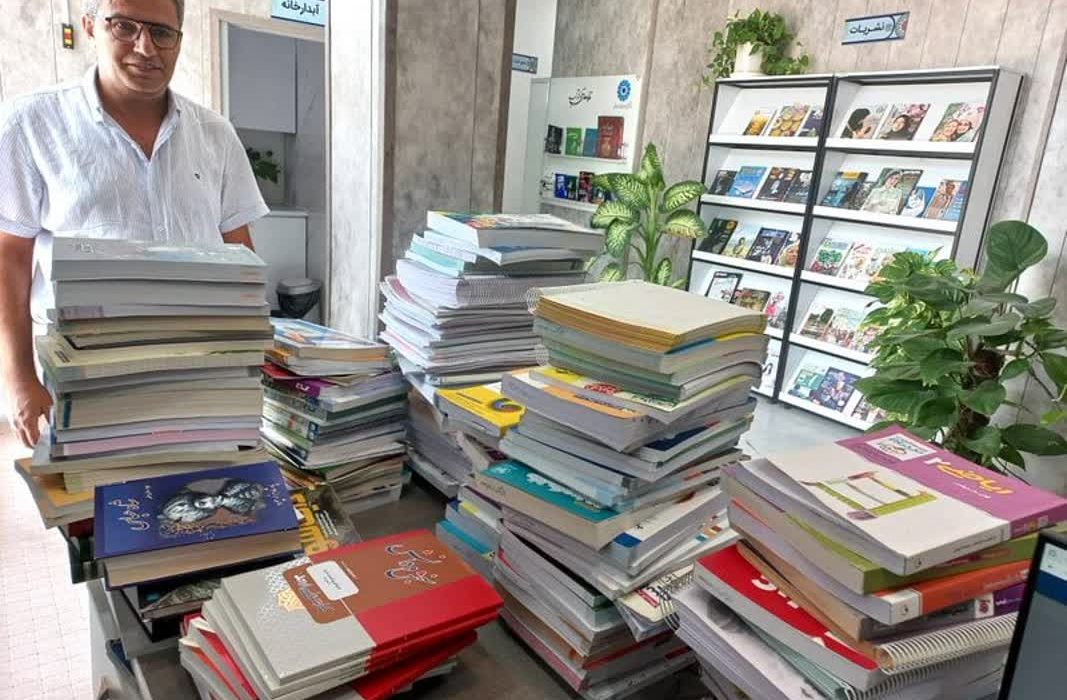 خیّر نیک‌اندیش جمی ۱۲۸ جلد کتاب کمک‌درسی به کتابخانه عمومی اهدا کرد