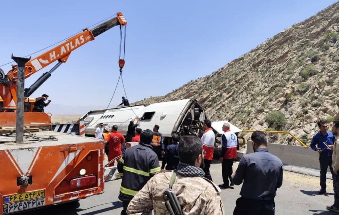 آخرین جزئیات حادثه واژگونی اتوبوس در محور فیروزآباد/ افزایش شمار جانباختگان به ۲۲ نفر