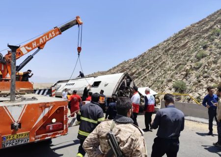 آخرین جزئیات حادثه واژگونی اتوبوس در محور فیروزآباد/ افزایش شمار جانباختگان به ۲۲ نفر