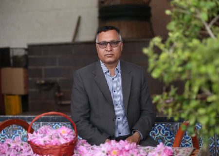 گلابگیری گردشگران در بزرگترین مجموعه بومگردی میمند